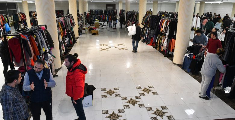 Mersin Yenişehir Belediyesi Mersin’e gelen afetzedeler için giysi evi kurdu