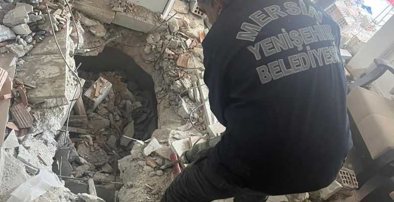 Yenişehir Belediyesi ekipleri 4 kişiyi enkaz altından çıkartmayı başardı