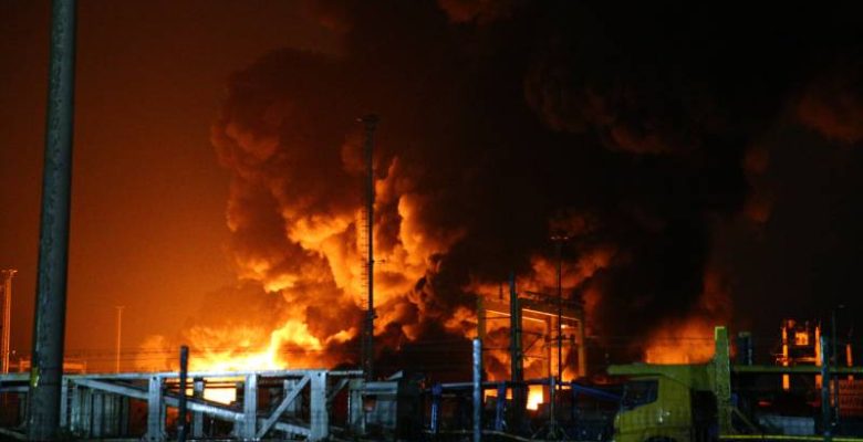İskenderun Limanı’nda depremde devrilen konteynerlerde çıkan yangın üç gündür sürüyor