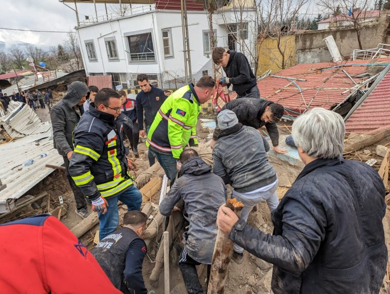 BÜYÜKŞEHİR YARALARIN SARILMASI İÇİN TÜM İMKÂNLARINI SEFERBER ETTİ