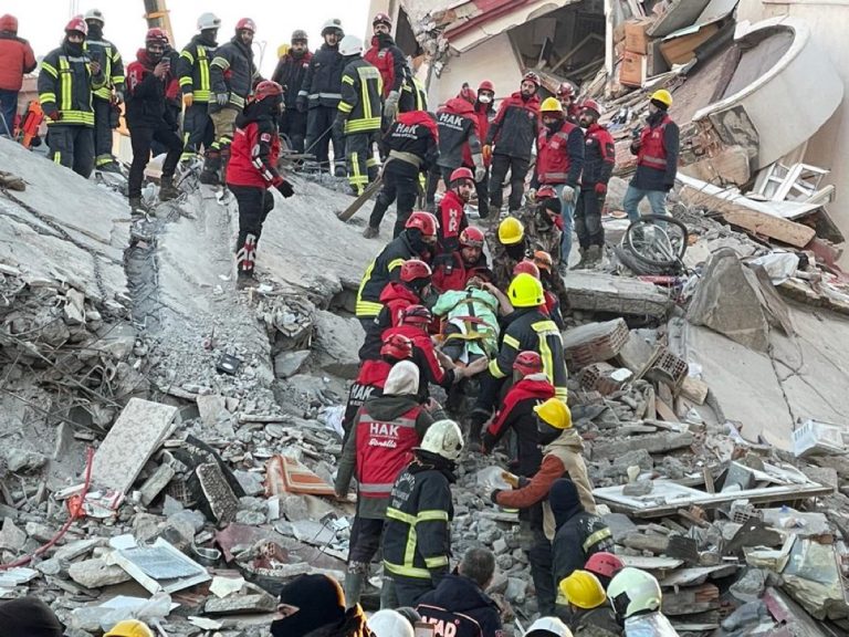 ZAMANA KARŞI YARIŞ 3 kişi depremden 76 saat sonra enkazdan kurtarıldı