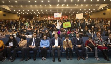 BAŞKAN SEÇER, ÖĞRENCİLERİN YARIŞMA HEYECANINA ORTAK OLDU