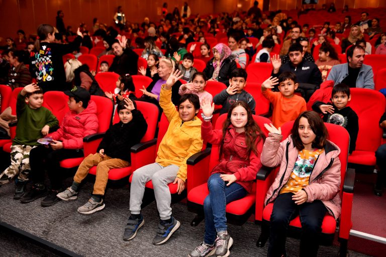 BÜYÜKŞEHİR TİYATROYU ÇOCUKLARA GÖTÜRDÜ