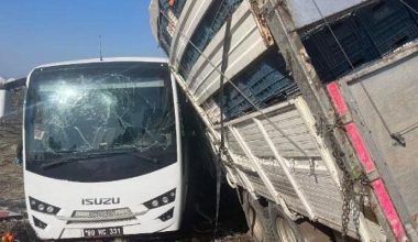 Mersin’de cezaevi midibüsü ile kamyon çarpıştı: 23 yaralı