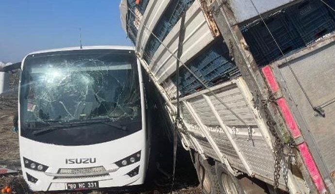 Mersin’de cezaevi midibüsü ile kamyon çarpıştı: 23 yaralı