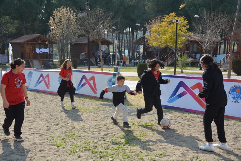 TARSUS GENÇLİK KAMPI “KIR ÇİÇEKLERİYLE” DOLDU   