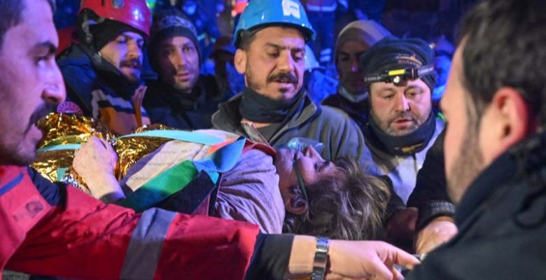 Depremin 212. saatinde gelen mucize: 77 yaşındaki Fatma Güngör enkazdan sağ çıkarıldı