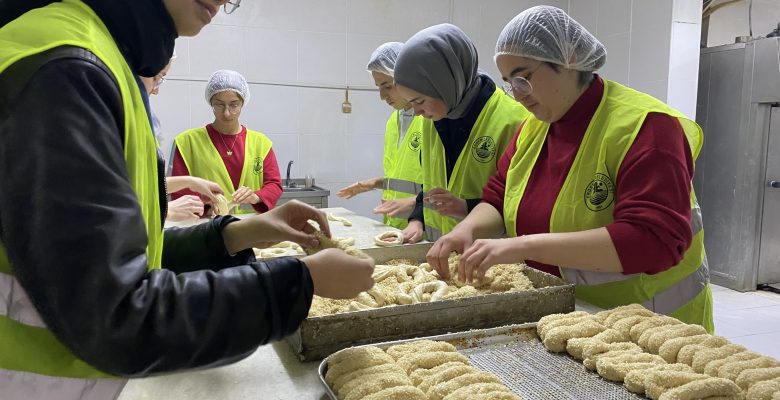 “Liseli ve Üniversiteli Öğrencilerden Depremzedelere Simit”