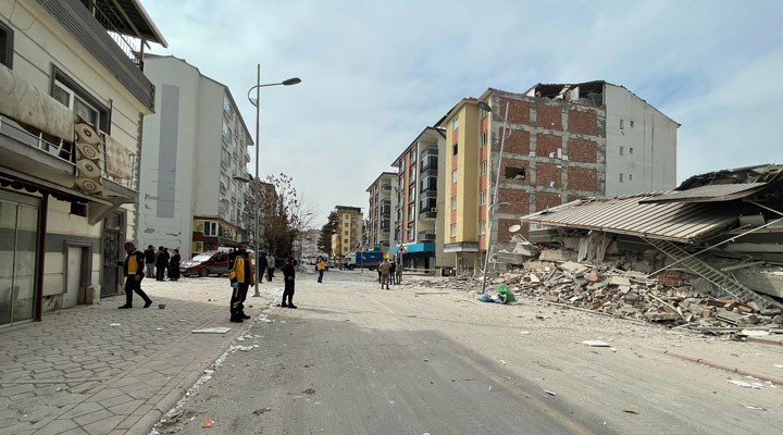Bakan Koca’dan Malatya’daki 5.6 büyüklüğündeki deprem’de: 103 vatandaşımız yaralandı. Yaralılardan 6’sı ameliyatta, 3’ü yoğun bakımda