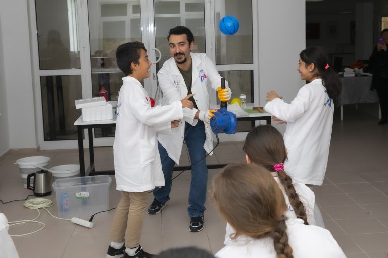 ÇOCUKLAR DENİZ, İKLİM VE GEZEGEN ÜZERİNE FARKINDALIK EĞİTİMİ ALDI