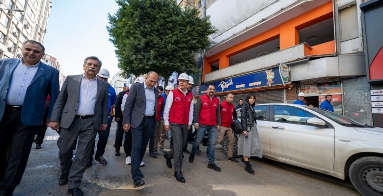 CHP’li Seçer İstiklal Caddesi esnafına seslendi “ Bizi zorladığınız kadar, biraz da hükümeti zorlayın”