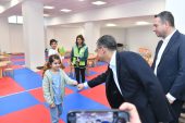 CHP’li Özgür Özel, Yenişehir Belediyesi Giysi Evi’nde depremzedeleri ziyaret etti