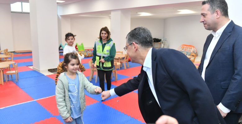 CHP’li Özgür Özel, Yenişehir Belediyesi Giysi Evi’nde depremzedeleri ziyaret etti