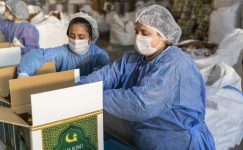 BÜYÜKŞEHİR, RAMAZAN AYI İÇİN GIDA KOLİSİ DAĞITIMLARINI SÜRDÜRÜYOR