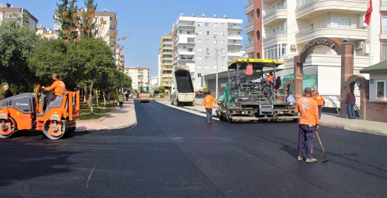 BÜYÜKŞEHİR EKİPLERİ, MEZİTLİ’NİN YOLLARINI YENİLEMEYE DEVAM EDİYOR