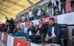 BAŞKAN SEÇER, YENİ MERSİN İDMAN YURDU – KARAKÖPRÜ KARŞILAŞMASINI İZLEDİ