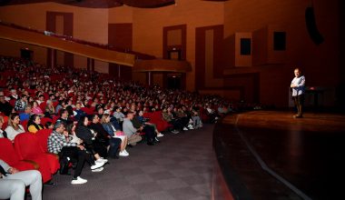 MERSİN BÜYÜKŞEHİR, ‘BURDA OLAN BURDA KALIR’ GÖSTERİSİNİ MERSİNLİLERLE BULUŞTURDU