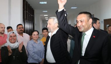 BAŞKAN YILMAZ, ESKİ BAKAN ZAFER ÇAĞLAYAN’I TOROSLAR BELEDİYESİNDE AĞIRLADI