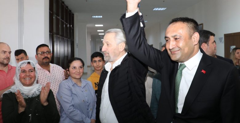 BAŞKAN YILMAZ, ESKİ BAKAN ZAFER ÇAĞLAYAN’I TOROSLAR BELEDİYESİNDE AĞIRLADI