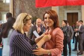 CHP’li Gülcan Kış, milletvekili rozetini taktı