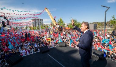 VAHAP SEÇER, MERAL AKŞENER’LE BİRLİKTE MERSİNLİLERE SESLENDİ