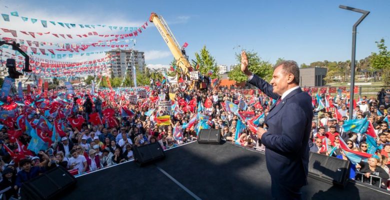 VAHAP SEÇER, MERAL AKŞENER’LE BİRLİKTE MERSİNLİLERE SESLENDİ