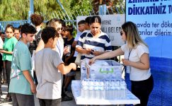 MERSİN BÜYÜKŞEHİR, LGS’YE GİREN ÖĞRENCİLERE VE AİLELERİNE SU İKRAMINDA BULUNDU