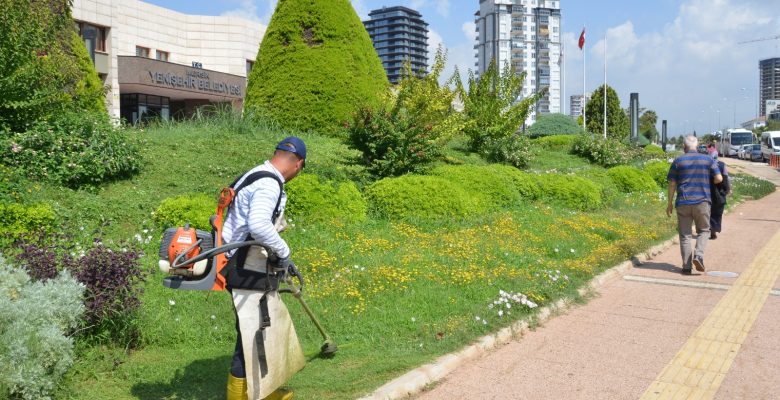 Yenişehir Belediyesi park ve yeşil alanlarda çalışmalarını sürdürüyor