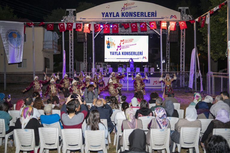 MERSİN BÜYÜKŞEHİR’İN YAYLA KONSERLERİ YAZ AKŞAMLARINI ŞENLENDİRİYOR