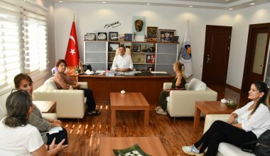 Depremzede kadınlardan Başkan Abdullah Özyiğit’e teşekkür ziyareti
