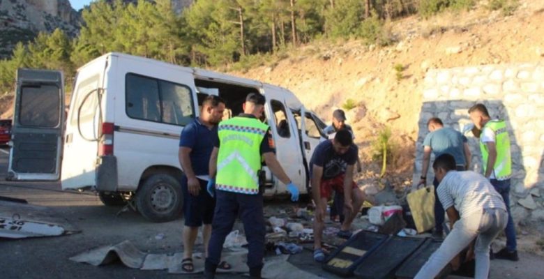 Mersin’de tarım işçilerini taşıyan minibüs kaza yaptı: 1 ölü, 13 yaralı