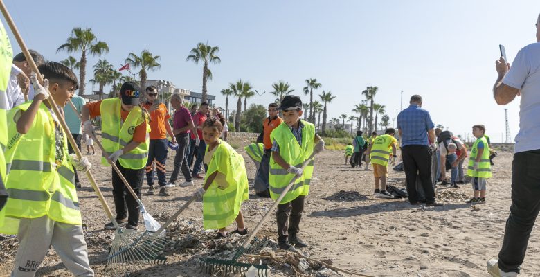 BÜYÜKŞEHİR EKİPLERİ, DÜNYA TEMİZLİK GÜNÜ’NDE GÖNÜLLÜLERLE EL ELE VERDİ