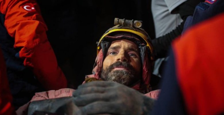 Mersin’de mağarada rahatsızlanan ABD’li dağcı Mark Dickey, 9 gün sonra kurtarıldı