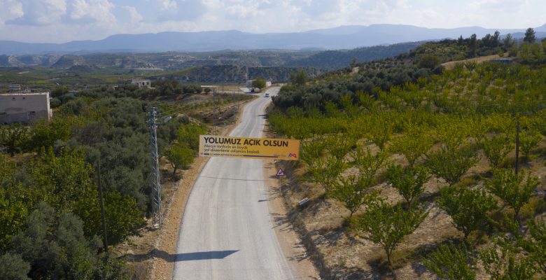 BÜYÜKŞEHİR, KIRSAL MAHALLELERDE YOL ÇALIŞMALARINA DEVAM EDİYOR