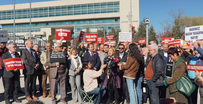 Özgür Özel’den “Dezenformasyon Yasası”nın iptali için AYM’de olan gazetecilere destek ziyareti: Olumlu sonuç bekliyorum