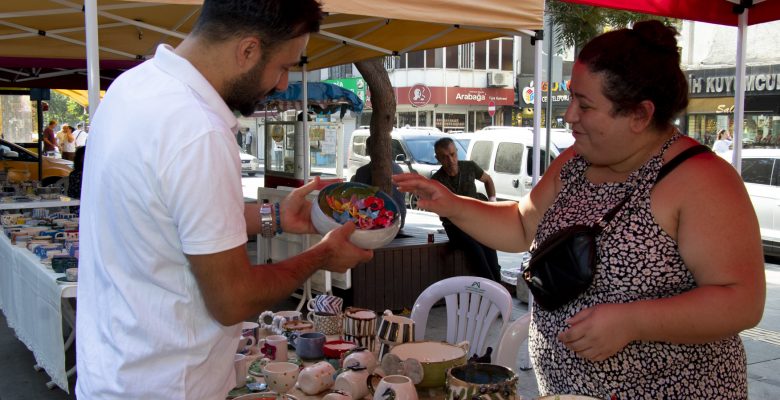 BÜYÜKŞEHİR’İN ÜRETİCİ KADIN STANTLARI KADINLARA GELİR KAPISI OLMAYA DEVAM EDİYOR