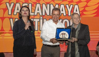 SEÇER, DORMEN’E FESTİVAL ONUR ÖDÜLÜ’NÜ TAKDİM ETTİ