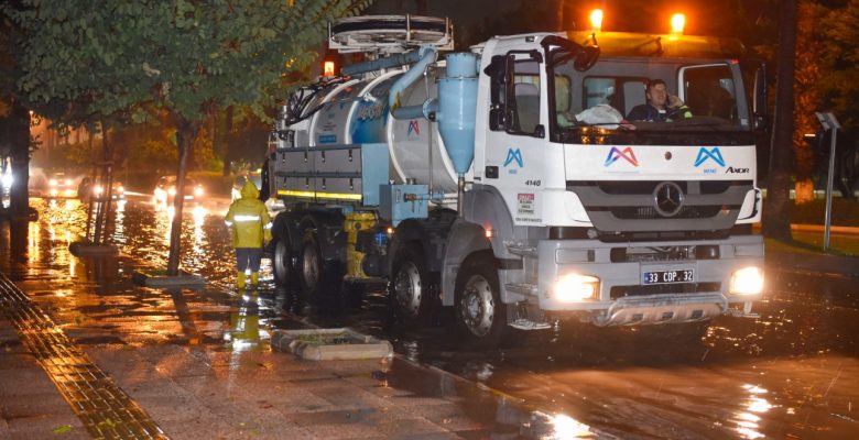 MESKİ EKİPLERİ, SORUN YAŞANAN BÖLGELERE HIZLICA MÜDAHALE ETTİ