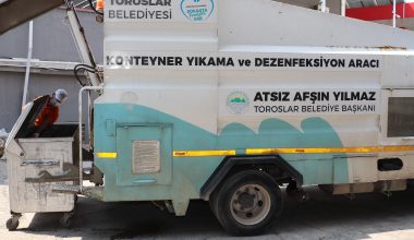 TOROSLAR’DA ÇÖP KONTEYNERLERİ DEZENFEKTE EDİLİYOR