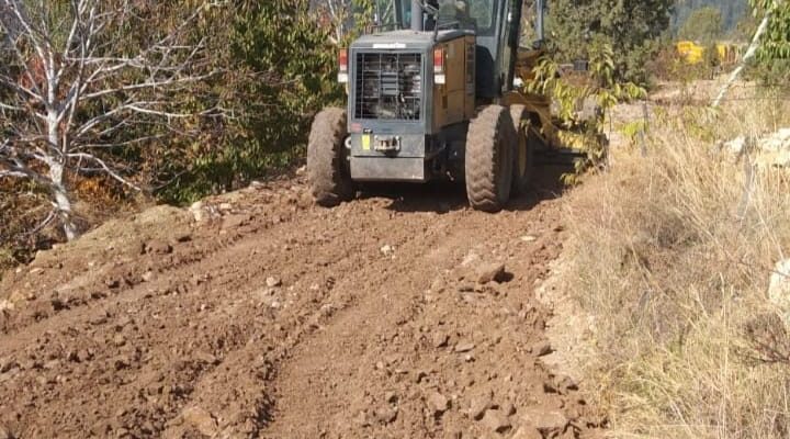 TOROSLAR, İLÇENİN DÖRT BİR YANINDA YOLLARI YENİLİYOR