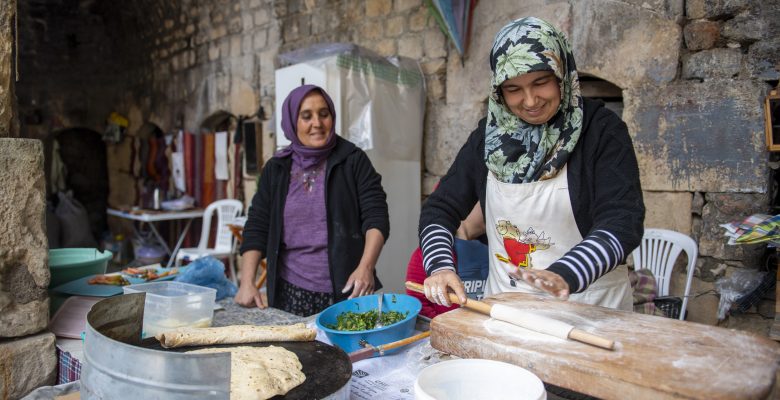 MUTLU KADINLAR BÜYÜKŞEHİR SAYESİNDE HEM GELİR ELDE EDİYOR HEM DE SOSYALLEŞİYOR