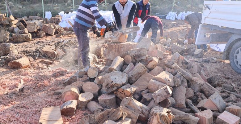 TOROSLAR’DA BUDANAN AĞAÇ DALLARI, İHTİYAÇ SAHİPLERİNE YAKACAK OLARAK DAĞITILIYOR