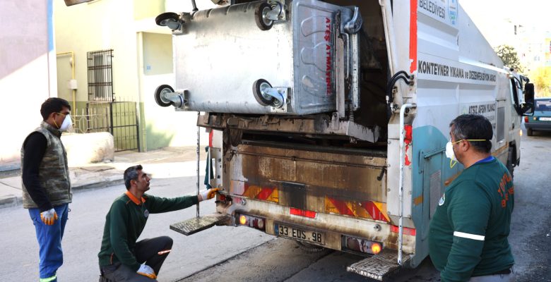 TOROSLAR’DA ÇÖP KONTEYNERLERİ YERİNDE YIKANARAK DEZENFEKTE EDİLİYOR