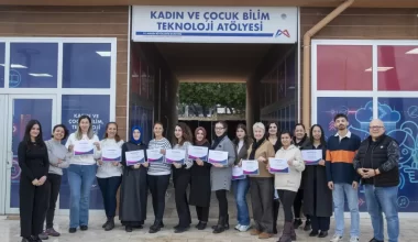 MERSİN’DE ANNELER DE ÇOCUKLAR DA YENİ NESİL KADIN VE ÇOCUK BİLİM, TEKNOLOJİ ATÖLYESİ’NDE ANNELER TEKNOLOJİ EĞİTİMİ ALIYOR