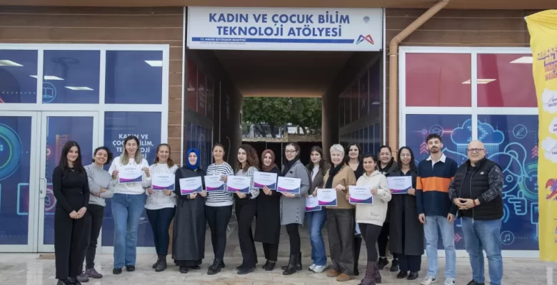 MERSİN’DE ANNELER DE ÇOCUKLAR DA YENİ NESİL KADIN VE ÇOCUK BİLİM, TEKNOLOJİ ATÖLYESİ’NDE ANNELER TEKNOLOJİ EĞİTİMİ ALIYOR