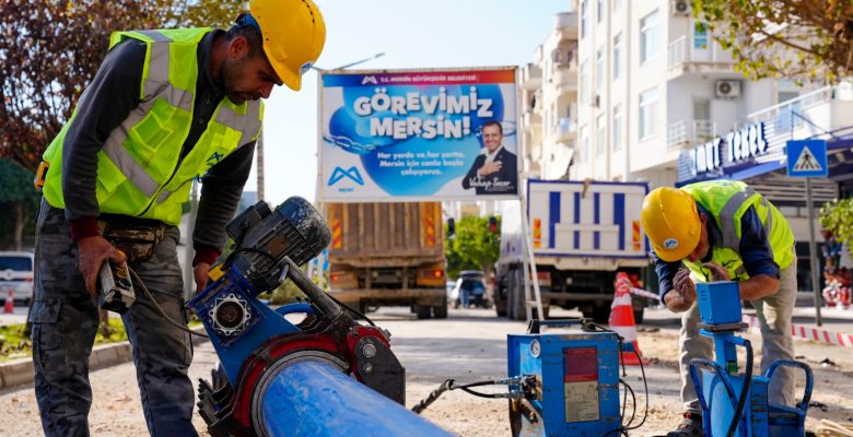 MESKİ, ERDEMLİ’NİN MERKEZ CADDELERİNDEKİ İÇME SUYU HATLARINI YENİLİYOR