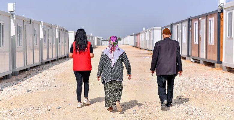 BÜYÜKŞEHİR İLK GÜNDEN BERİ DEPREMZEDELERİN YANINDA