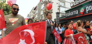 Dünya çocukları 23 Nisan’ı Yenişehir sokaklarında kutladı