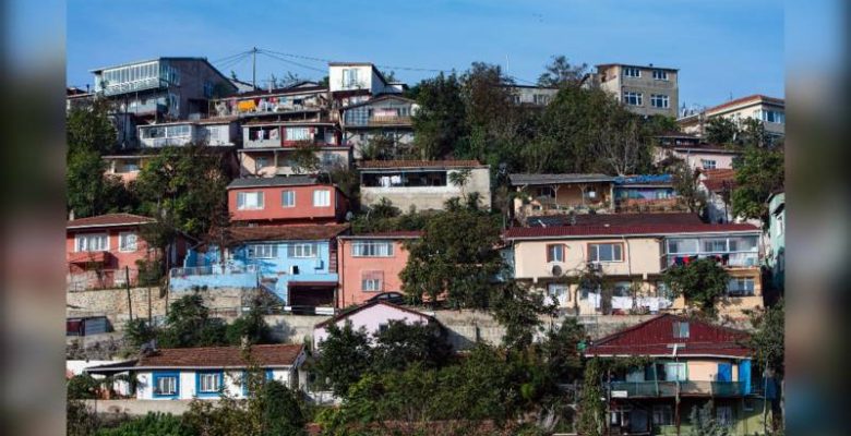 Ekonomik kriz derinleşiyor: Yurttaşlar bakımsız evlerde yaşamaya çalışıyor
