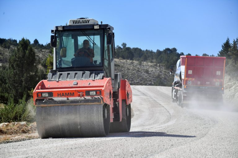 BÜYÜKŞEHİR SİLİFKE’DE 8 BİN 100 METRELİK YOLU YENİLEDİ